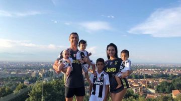 Cristiano Ronaldo posa con su familia vestidos de bianconeros