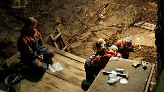 Arqueólogos trabajando en la cueva de Denisova Arqueólogos trabajando en la cueva de Denisova