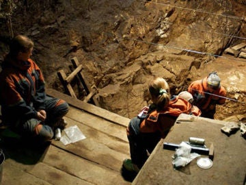Arqueólogos trabajando en la cueva de Denisova Arqueólogos trabajando en la cueva de Denisova