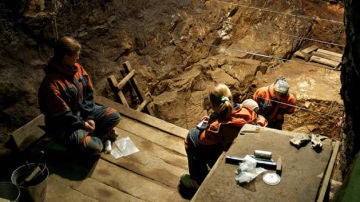 Arqueólogos trabajando en la cueva de Denisova