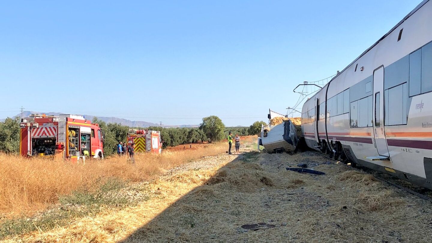 El tren arroll&oacute; al cami&oacute;n en un paso a nivel en M&aacute;laga