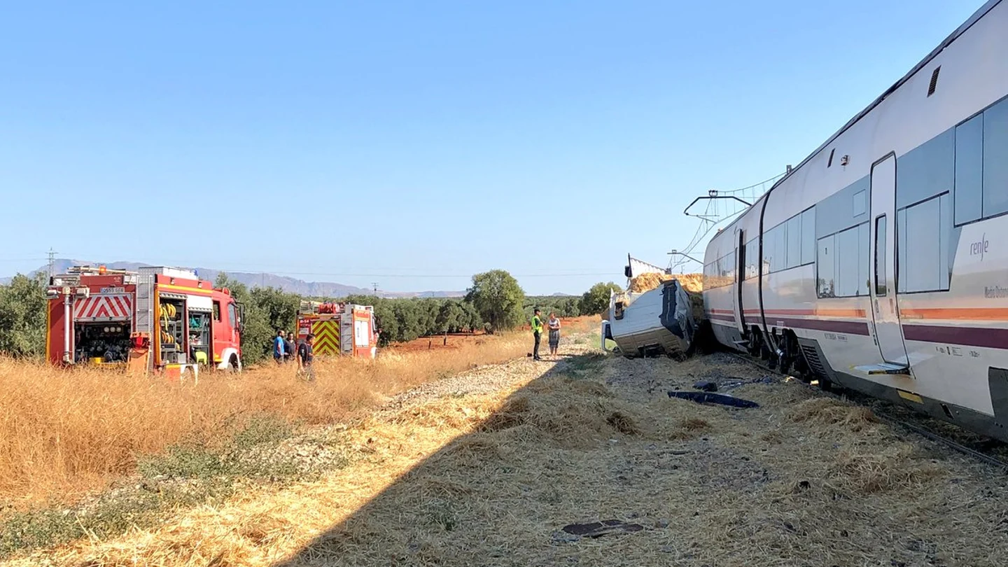 El tren arrolló al camión en un paso a nivel en Málaga El tren arrolló al camión en un paso a nivel en Málaga