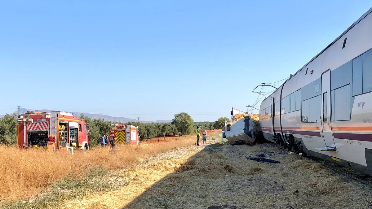 El tren arrolló al camión en un paso a nivel en Málaga