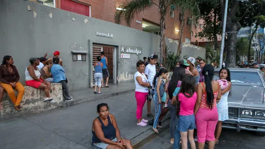 Un grupo de personas permanece en la calle después del terremoto Un grupo de personas permanece en la calle después del terremoto