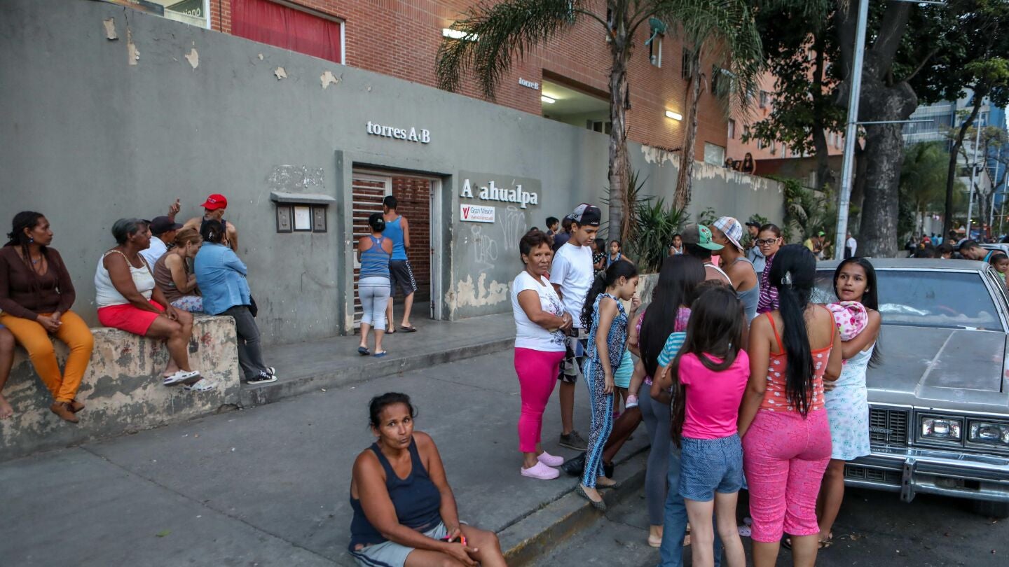 Un grupo de personas permanece en la calle despu&eacute;s del terremoto
