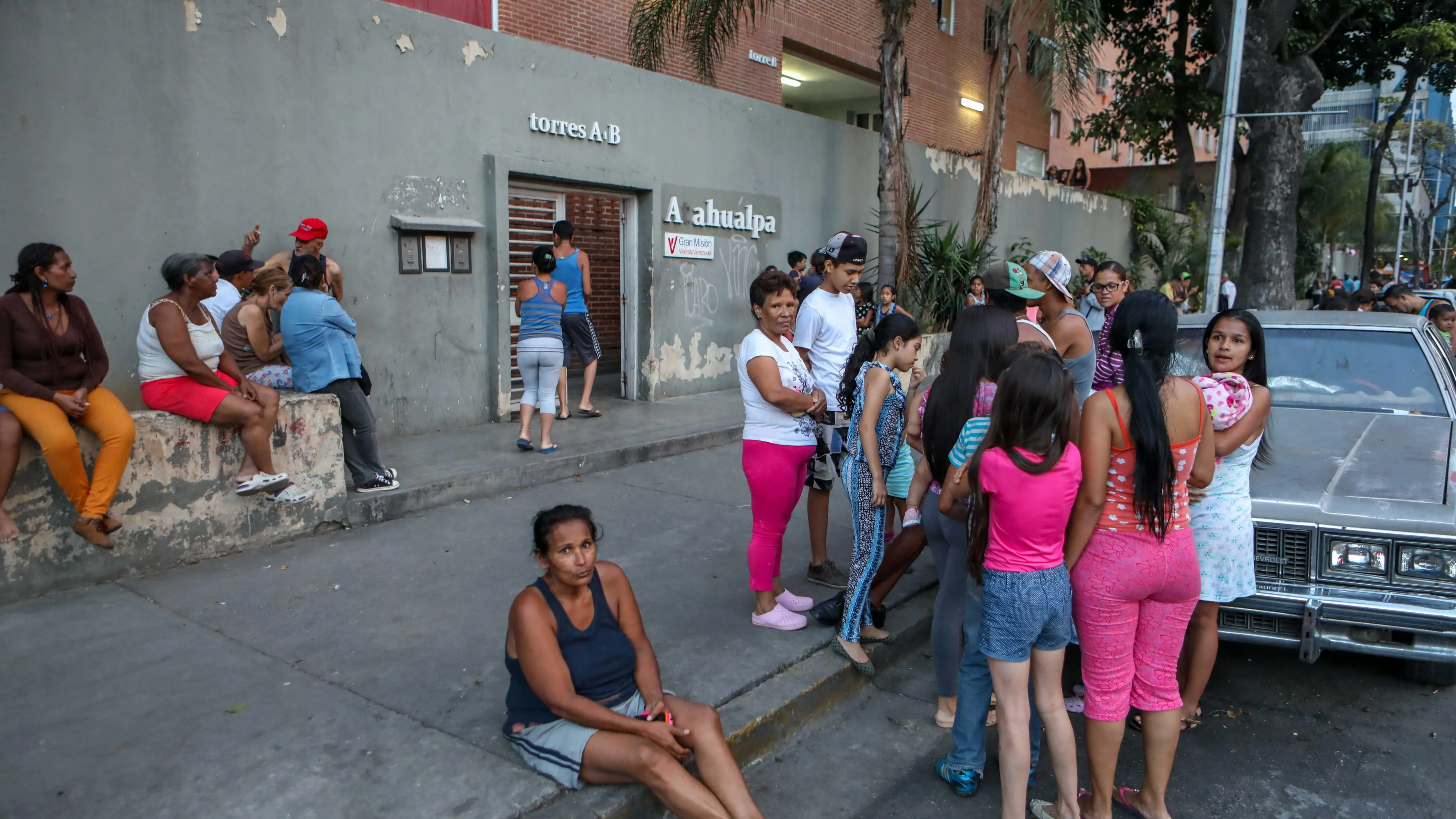 Un grupo de personas permanece en la calle después del terremoto