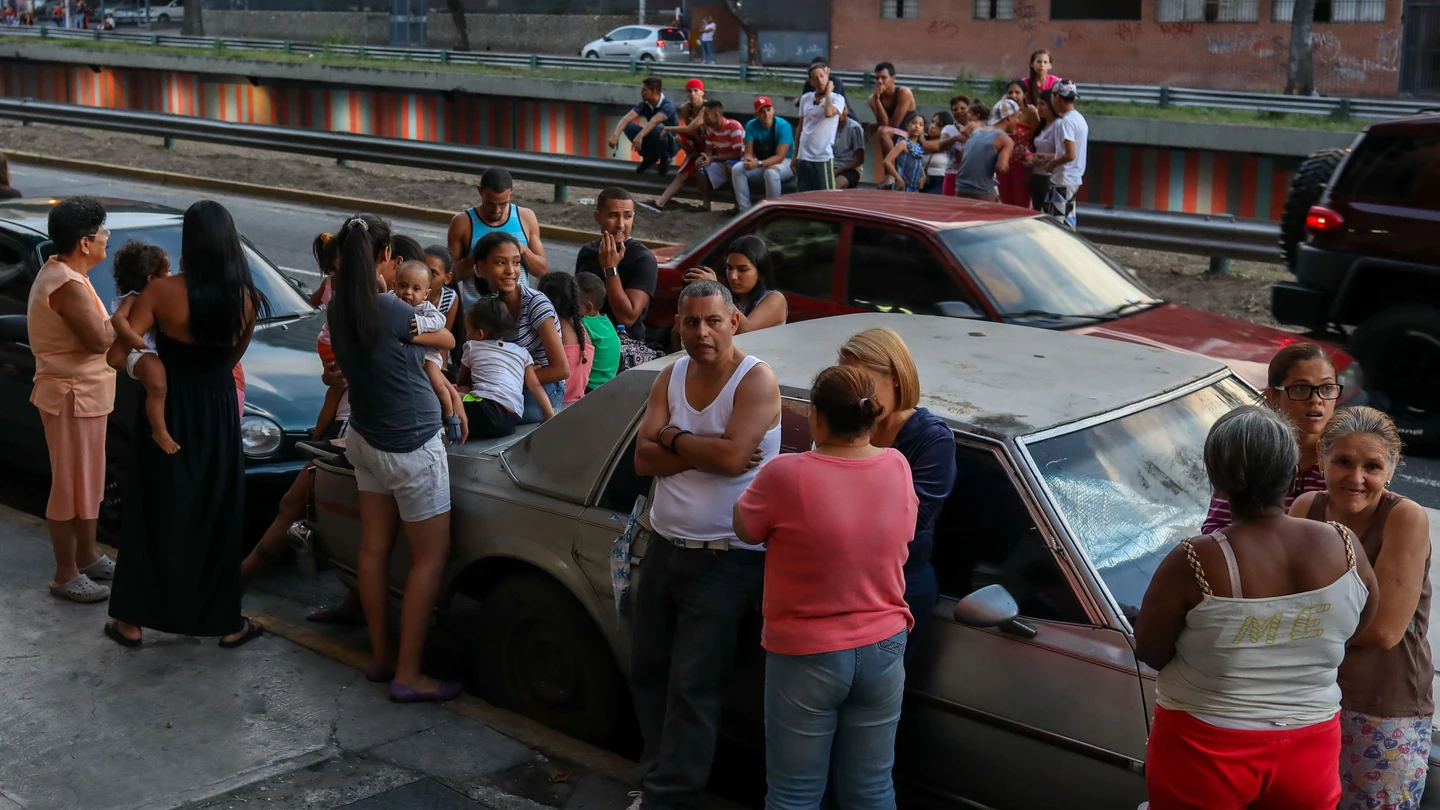 Un grupo de personas permanece en la calle después de que se registrara un sismo Un grupo de personas permanece en la calle después de que se registrara un sismo