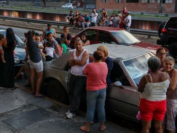 Un grupo de personas permanece en la calle después de que se registrara un sismo Un grupo de personas permanece en la calle después de que se registrara un sismo