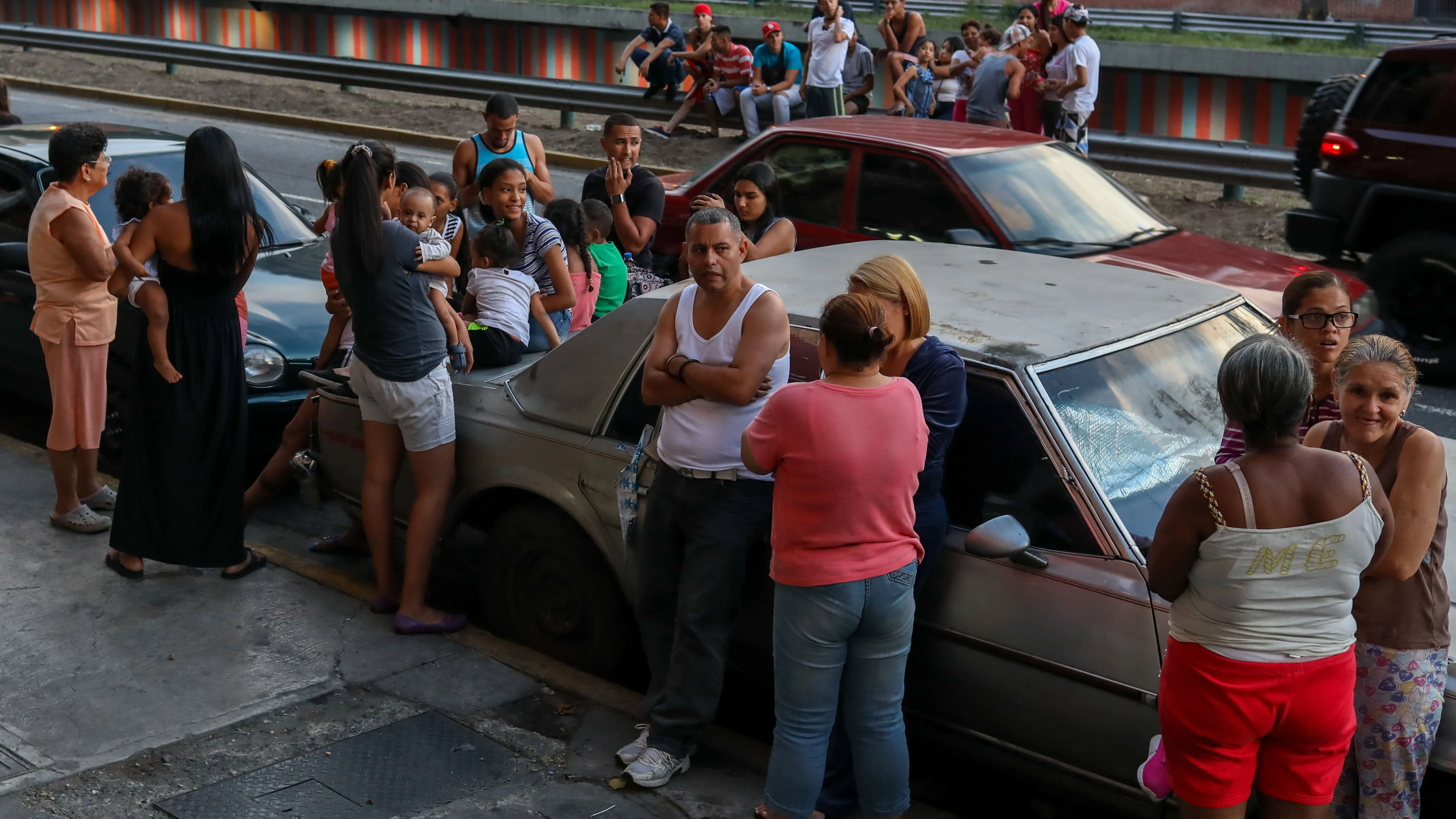 Un grupo de personas permanece en la calle después de que se registrara un sismo