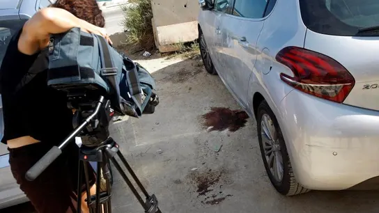 Un cámara de televisión graba el lugar donde ha tenido lugar el homicidio Un cámara de televisión graba el lugar donde ha tenido lugar el homicidio