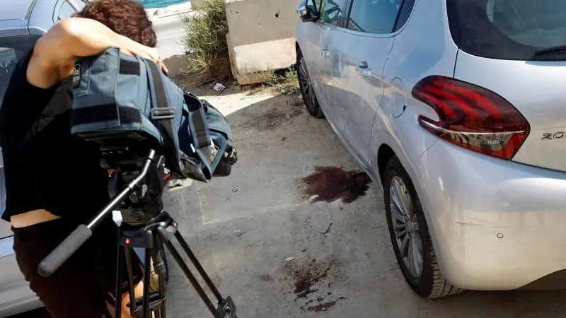 Un cámara de televisión graba el lugar donde ha tenido lugar el homicidio