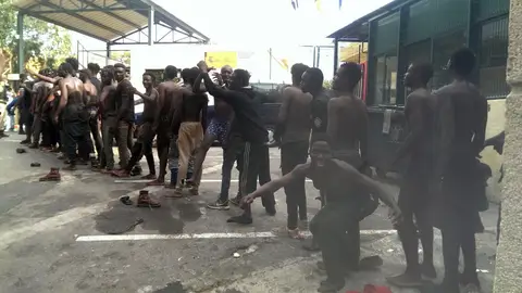 Alrededor de 200 migrantes subsaharianos han logrado saltar la valla fronteriza Alrededor de 200 migrantes subsaharianos han logrado saltar la valla fronteriza