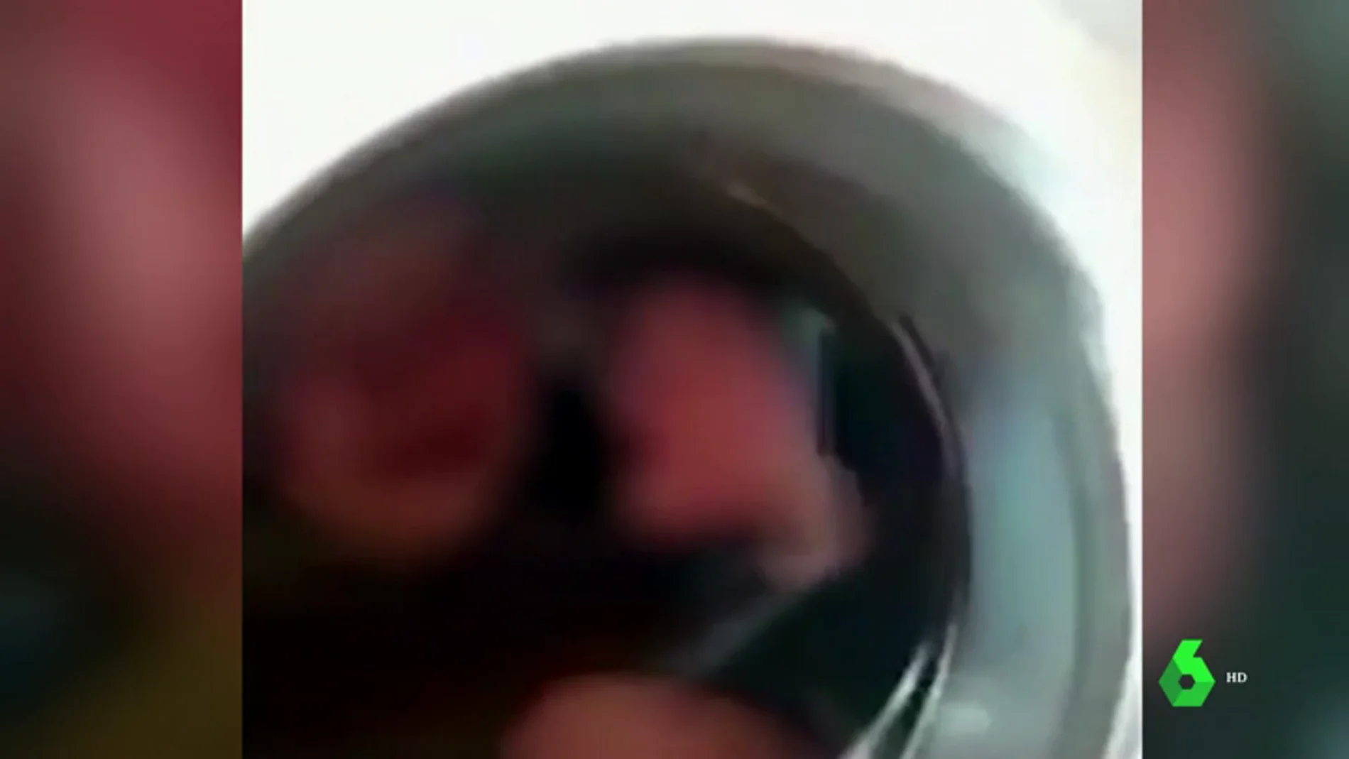 Dos hombres meten a un niño en una lavadora y cuelgan el video en internet