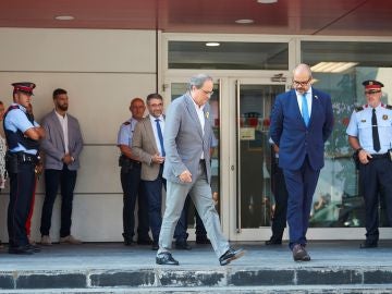 El presidente de la Generalitat, Quim Torra y el conseller de Interior Miquel Buch acompañados de mandos policiales salen de la comisaria de los Mossos d'Esquadra en Cornellà El presidente de la Generalitat, Quim Torra y el conseller de Interior Miquel Buch acompañados de mandos policiales salen de la comisaria de los Mossos d'Esquadra en Cornellà