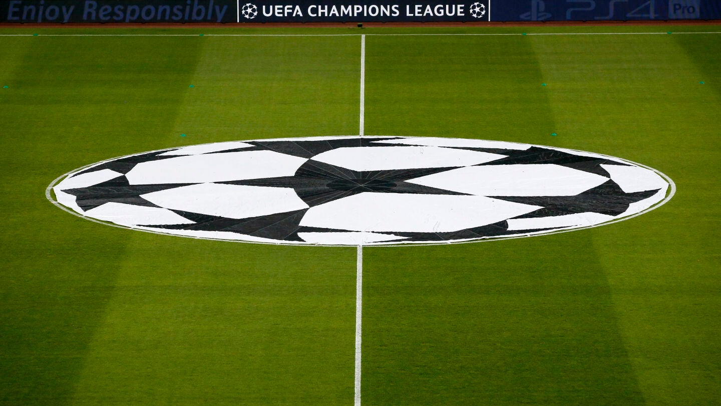 El logo de la Champions, sobre el c&eacute;sped