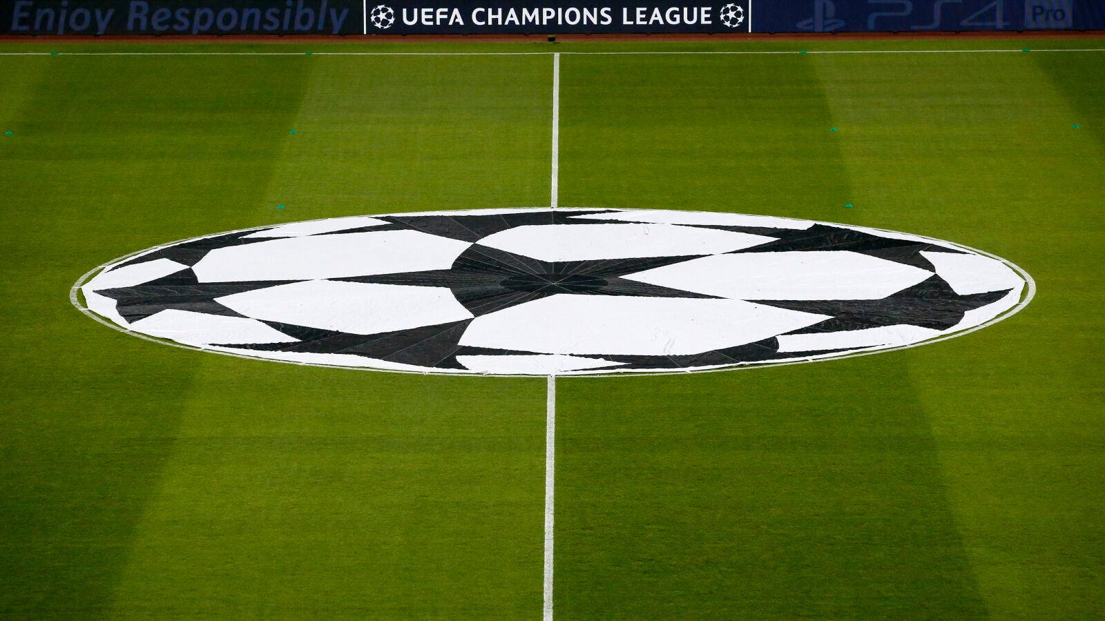 El logo de la Champions, sobre el c&eacute;sped