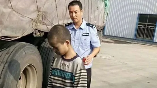 Imagen del niño tras ser descubierto en su huida oculto en un camión Imagen del niño tras ser descubierto en su huida oculto en un camión