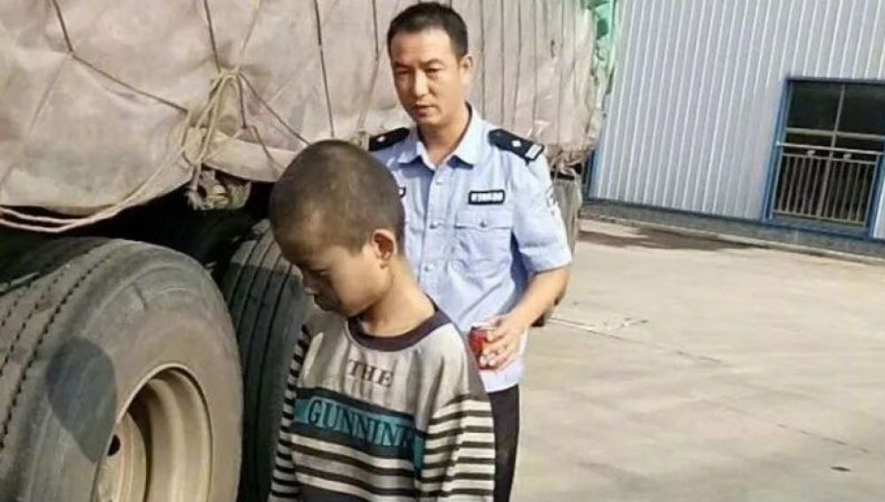 Imagen del niño tras ser descubierto en su huida oculto en un camión