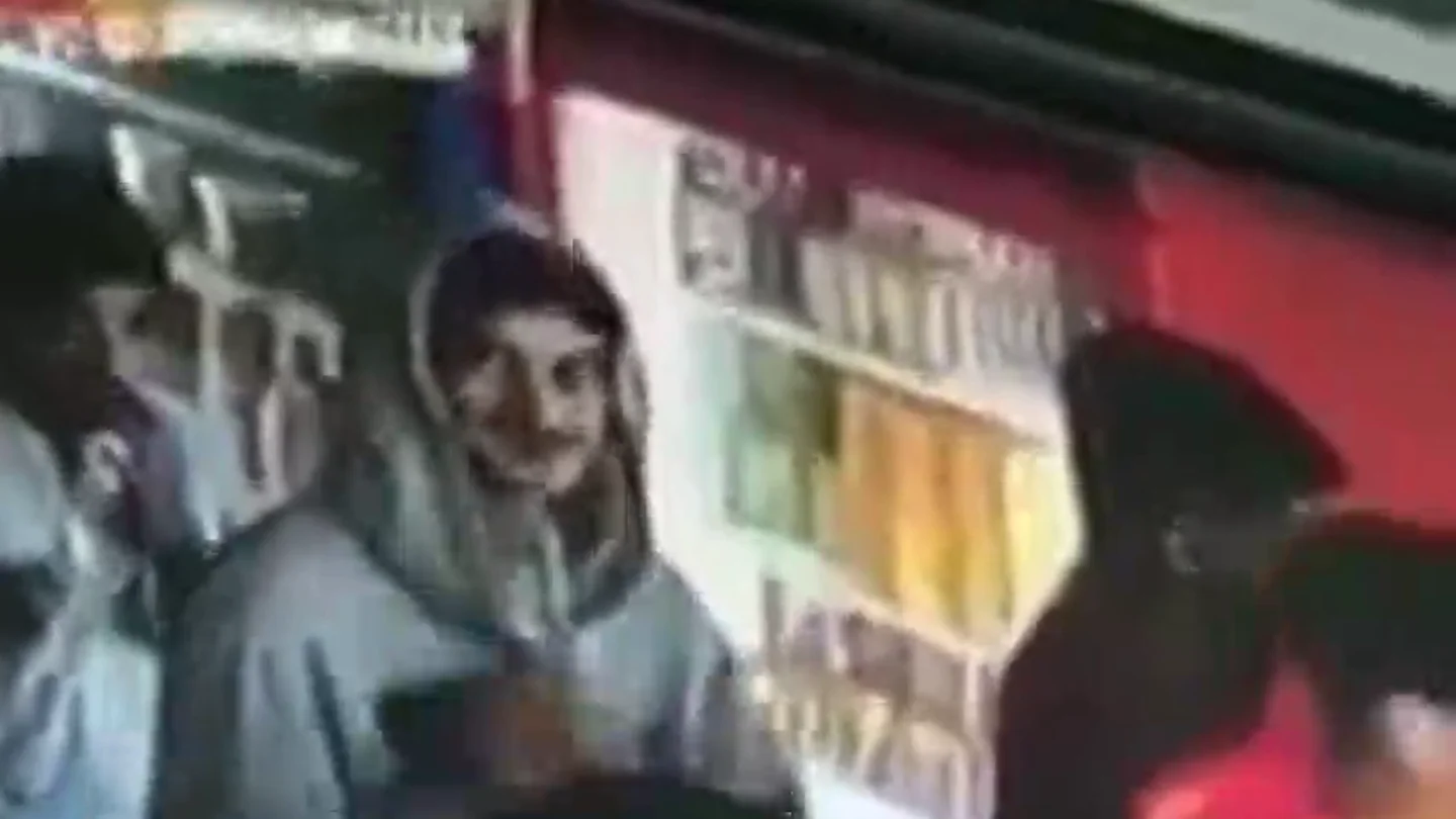 La reacción viral de un carterista tras ser cazado por una cámara La reacción viral de un carterista tras ser cazado por una cámara