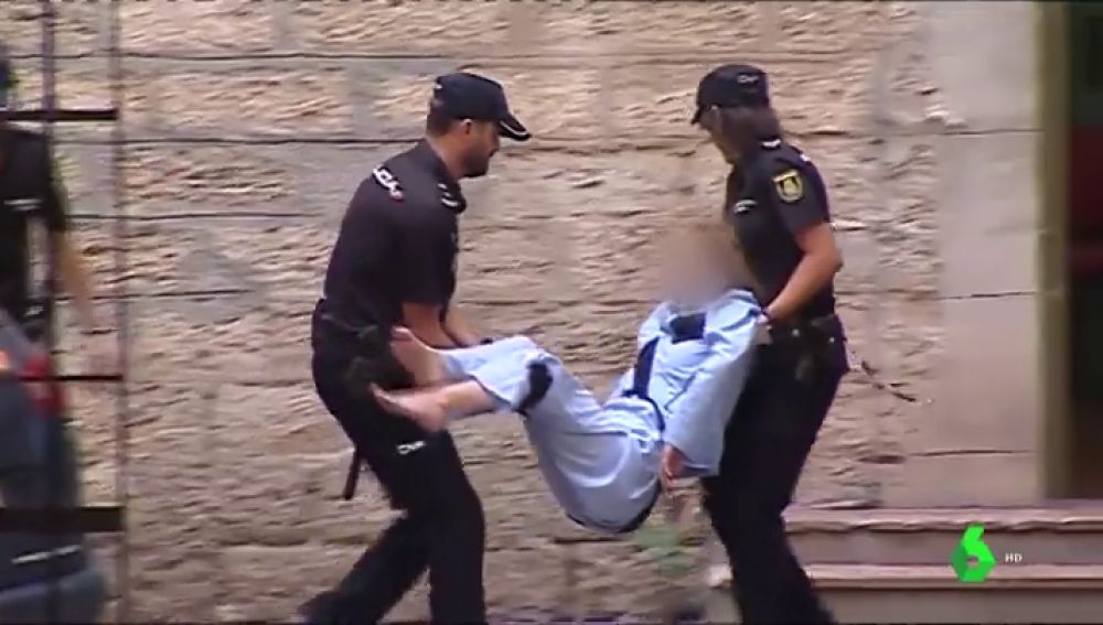 Vestida en pijama, negándose a andar y sin prestar declaración: el espectáculo de la mujer acusada de matar a su marido en los juzgados de Alicante 