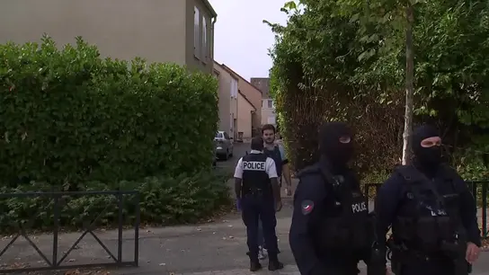 Agentes de Policía en el lugar del apuñalamiento en París Agentes de Policía en el lugar del apuñalamiento en París