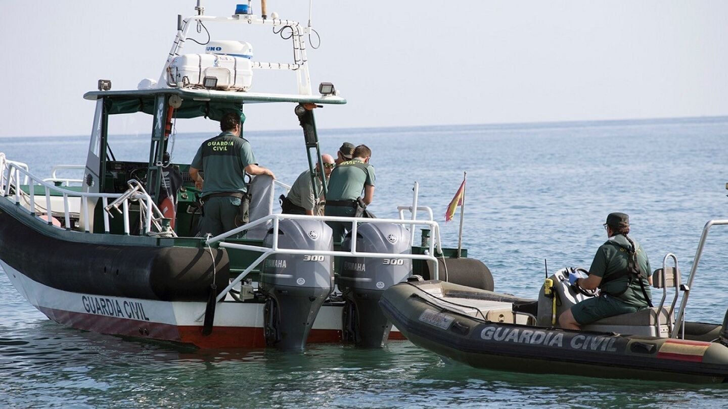 Agentes del Servicio Especial de Actividades Subacu&aacute;ticas de la Guardia Civil tras recuperar el cad&aacute;ver de un joven en una playa de Salobre&ntilde;a 