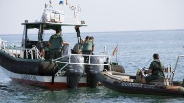 Agentes del Servicio Especial de Actividades Subacuáticas de la Guardia Civil tras recuperar el cadáver de un joven en una playa de Salobreña 