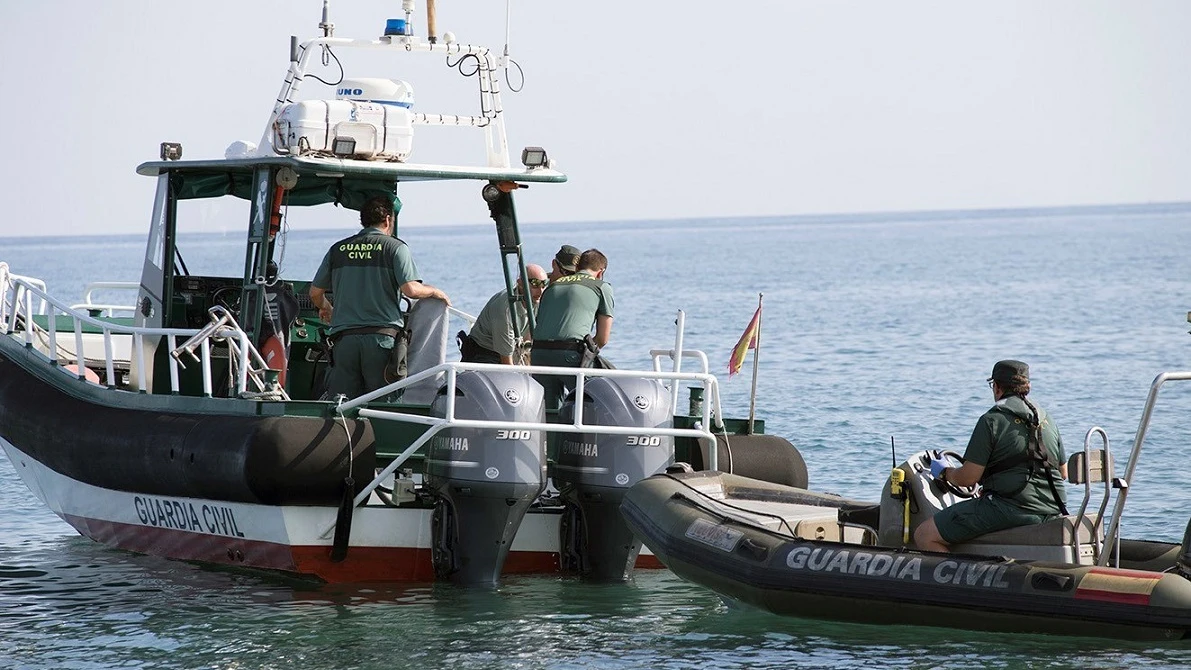 Agentes del Servicio Especial de Actividades Subacuáticas de la Guardia Civil tras recuperar el cadáver de un joven en una playa de Salobreña 