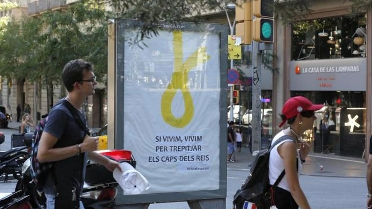 Soga amarilla en una marquesina de Barcelona Soga amarilla en una marquesina de Barcelona