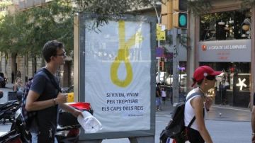 Soga amarilla en una marquesina de Barcelona