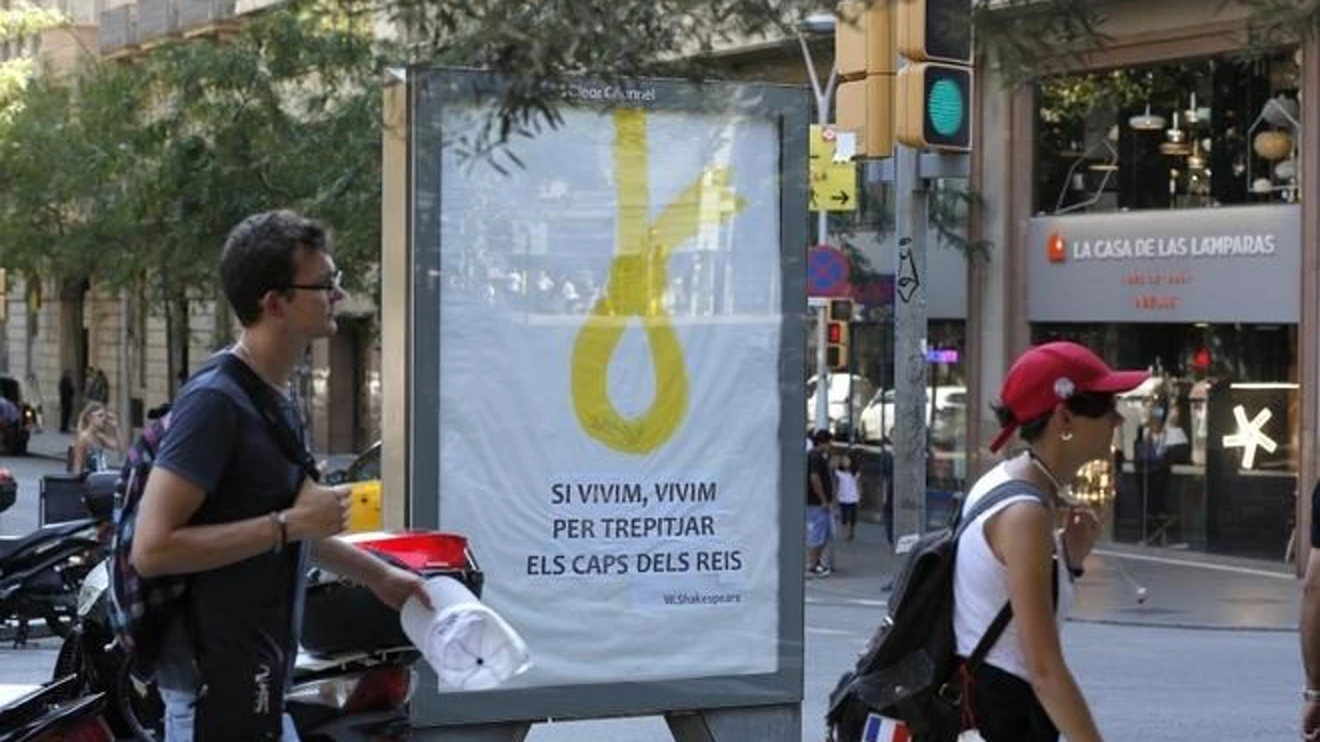 Soga amarilla en una marquesina de Barcelona