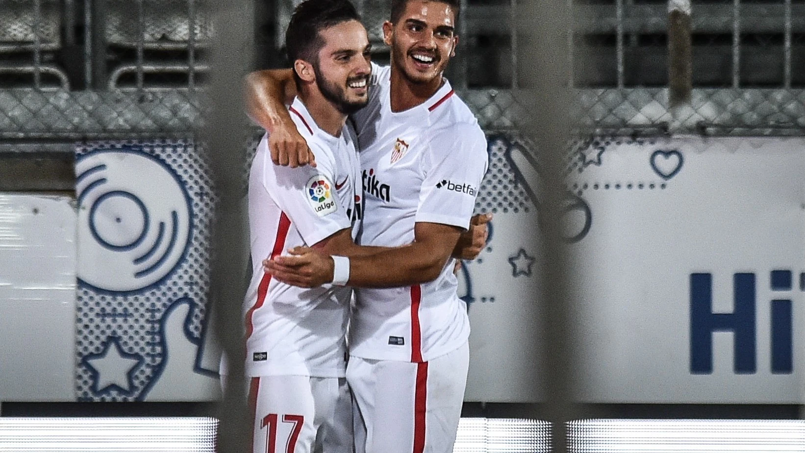 Sarabia celebra con André Silva su gol contra el Sigma Olomouc