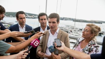 El presidente del PP, Pablo Casado, junto al presidente del partido en Baleares, Biel Company, y la presidenta del PP de Menorca, Misericordia Sugrañes, atiende a los medios de comunicación