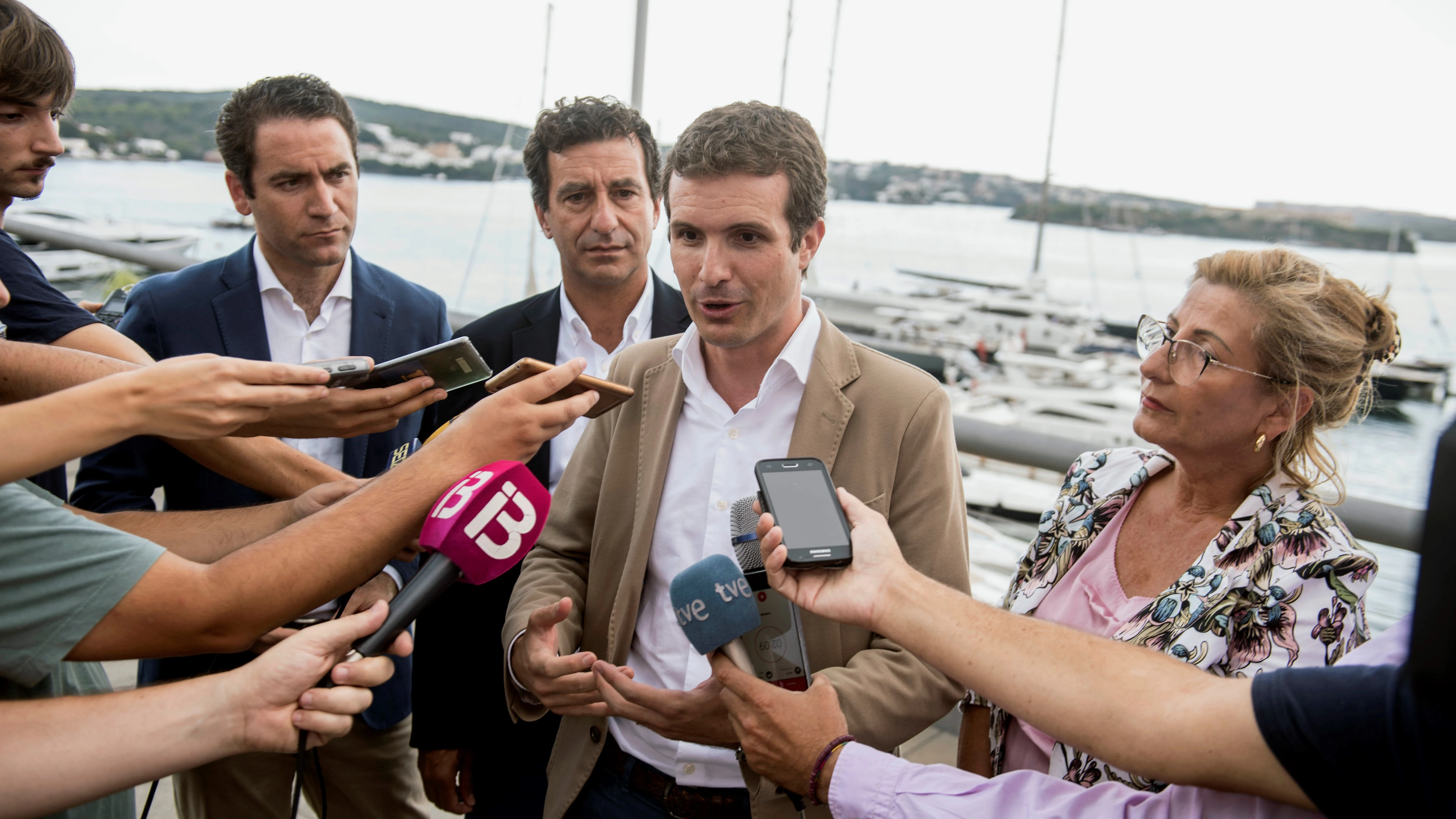 El presidente del PP, Pablo Casado, junto al presidente del partido en Baleares, Biel Company, y la presidenta del PP de Menorca, Misericordia Sugrañes, atiende a los medios de comunicación