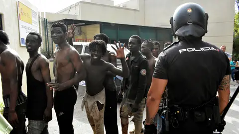 Varios inmigrantes en el Centro de Estancia Temporal de Inmigrantes (CETI) de Ceuta Varios inmigrantes en el Centro de Estancia Temporal de Inmigrantes (CETI) de Ceuta
