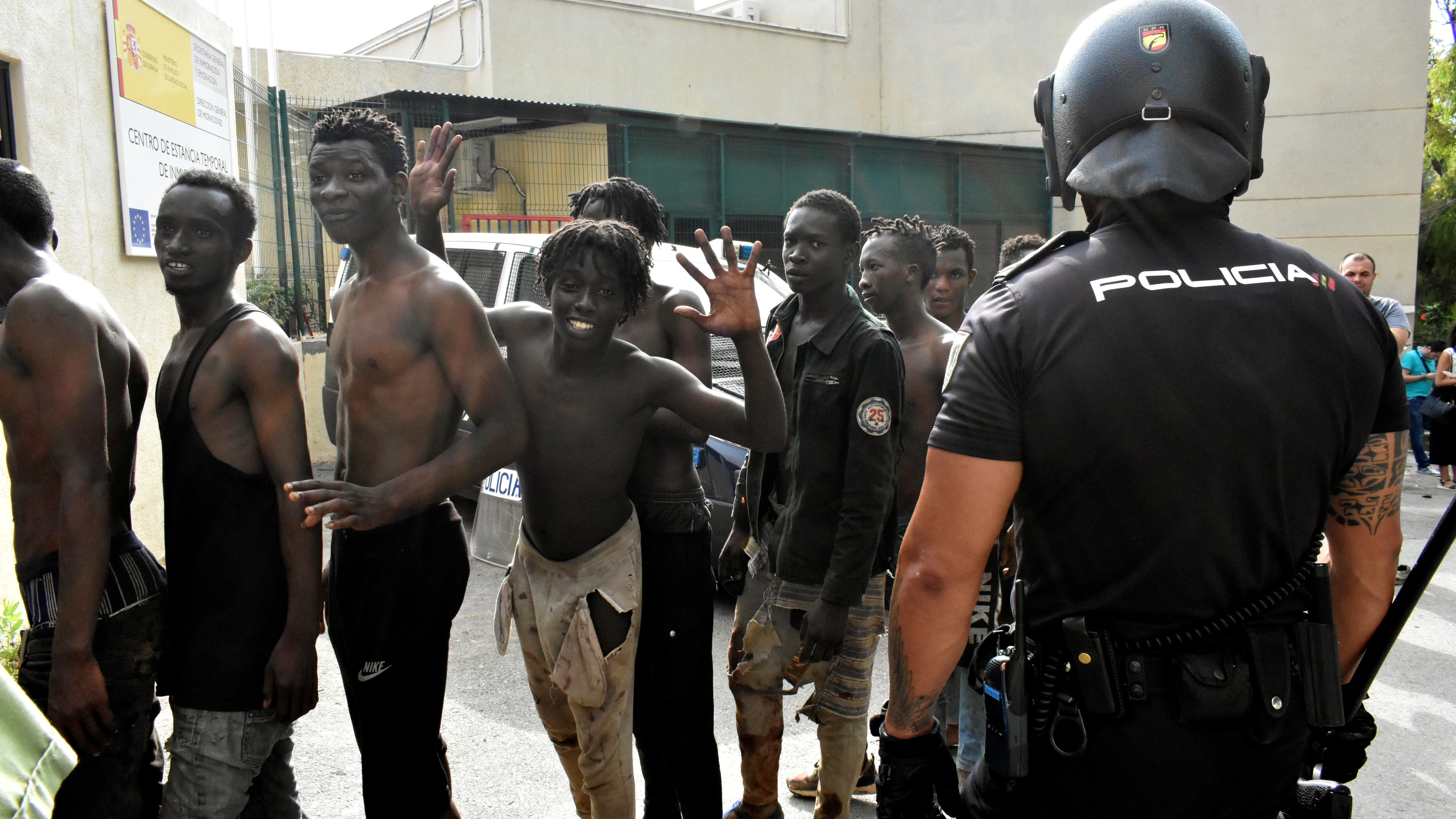 Varios inmigrantes en el Centro de Estancia Temporal de Inmigrantes (CETI) de Ceuta