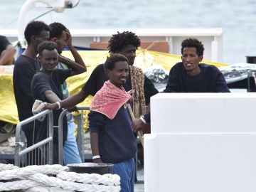Varios inmigrantes esperan permiso para desembarcar Varios inmigrantes esperan permiso para desembarcar