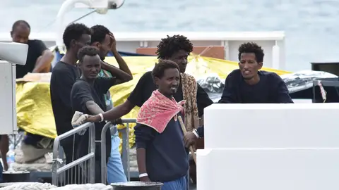 Varios inmigrantes esperan permiso para desembarcar Varios inmigrantes esperan permiso para desembarcar