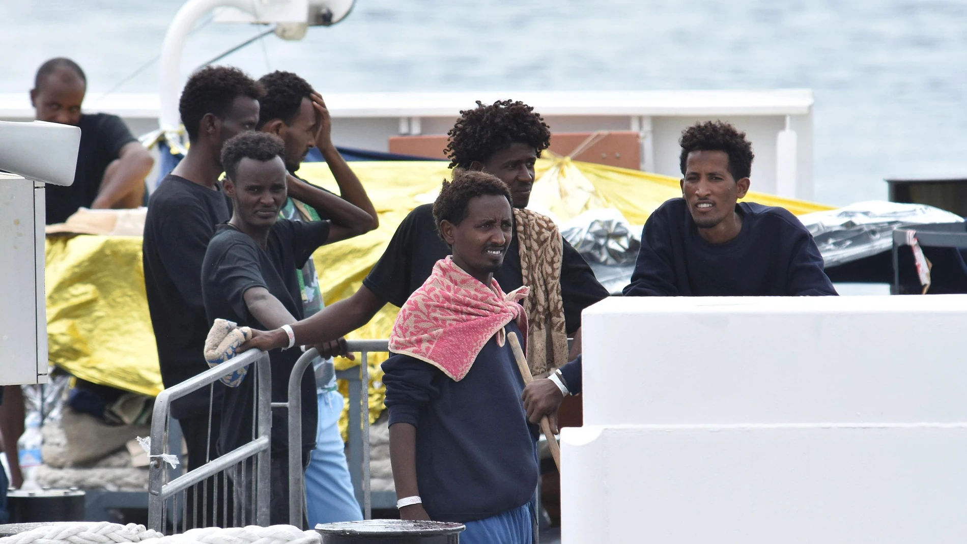 Varios inmigrantes esperan permiso para desembarcar
