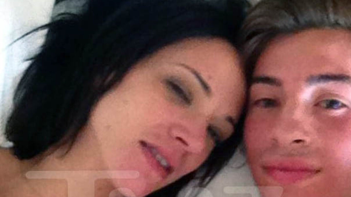 Asia Argento y Jimmy Bennett posan juntos en el hotel donde se habr&iacute;an producido los abusos