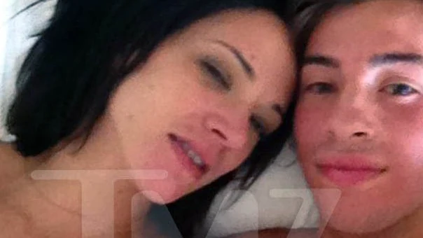 Asia Argento y Jimmy Bennett posan juntos en el hotel donde se habrían producido los abusos