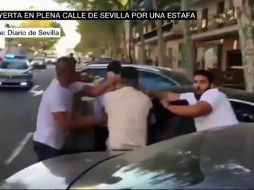Reyerta en plena calle en Sevilla por un supuesto fraude: una familia se enfrenta a dos hombres que les estafaron 69.000 euros Reyerta en plena calle en Sevilla por un supuesto fraude: una familia se enfrenta a dos hombres que les estafaron 69.000 euros