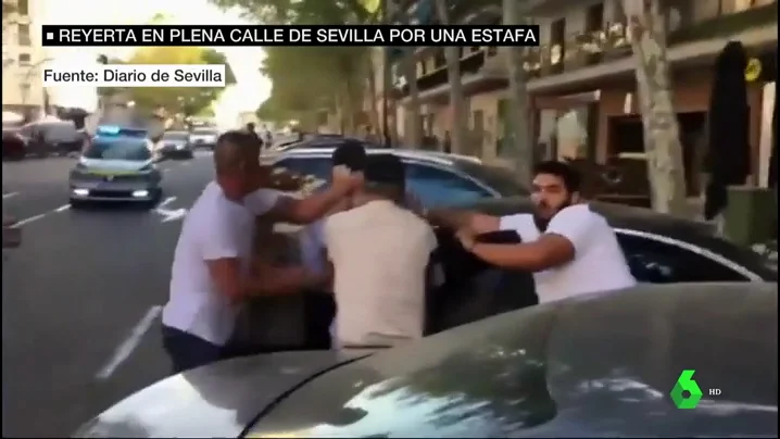 Reyerta en plena calle en Sevilla por un supuesto fraude: una familia se enfrenta a dos hombres que les estafaron 69.000 euros