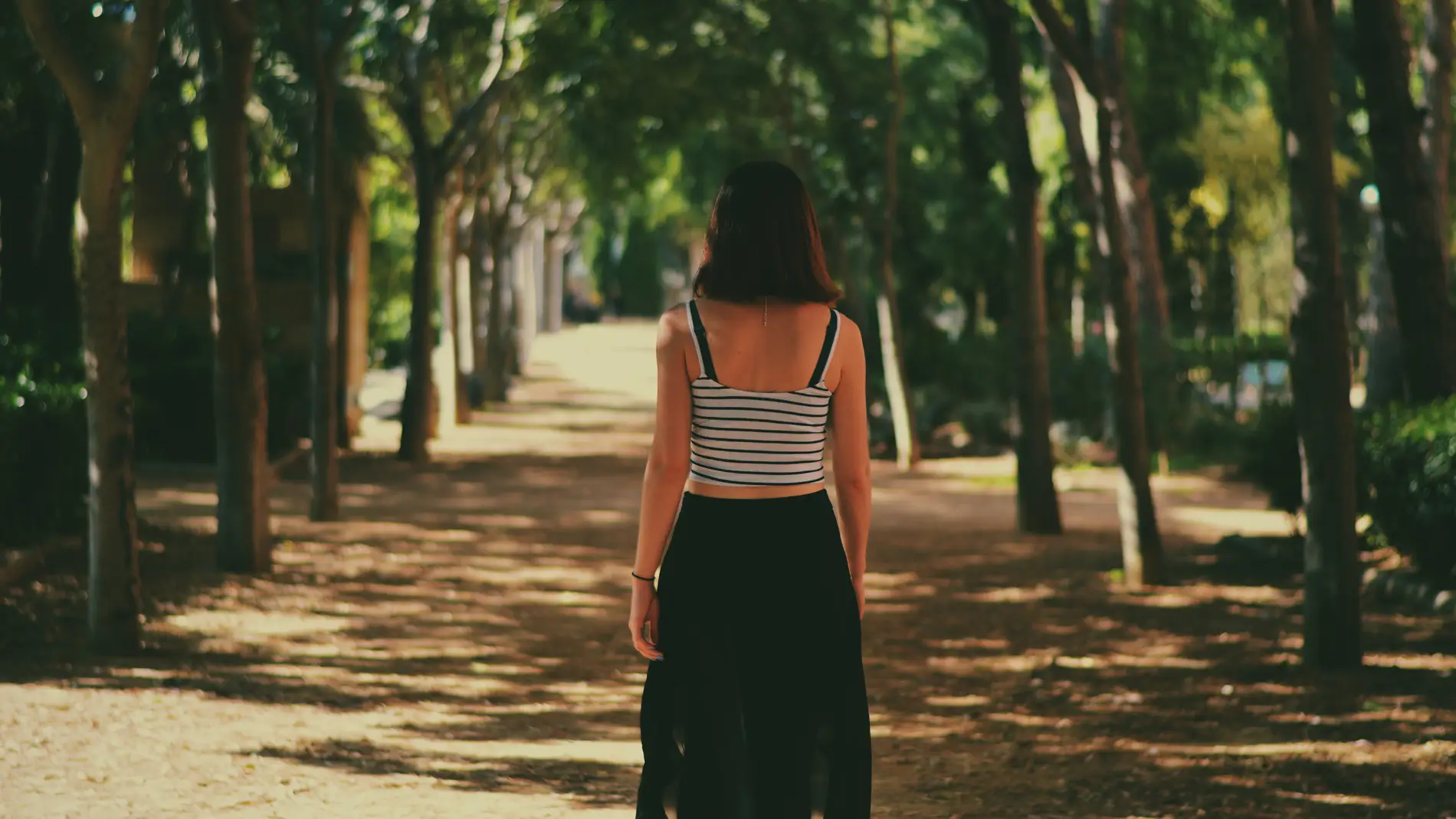 Una chica pasea en un parque