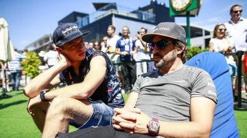 Fernando Alonso charla con Max Verstappen