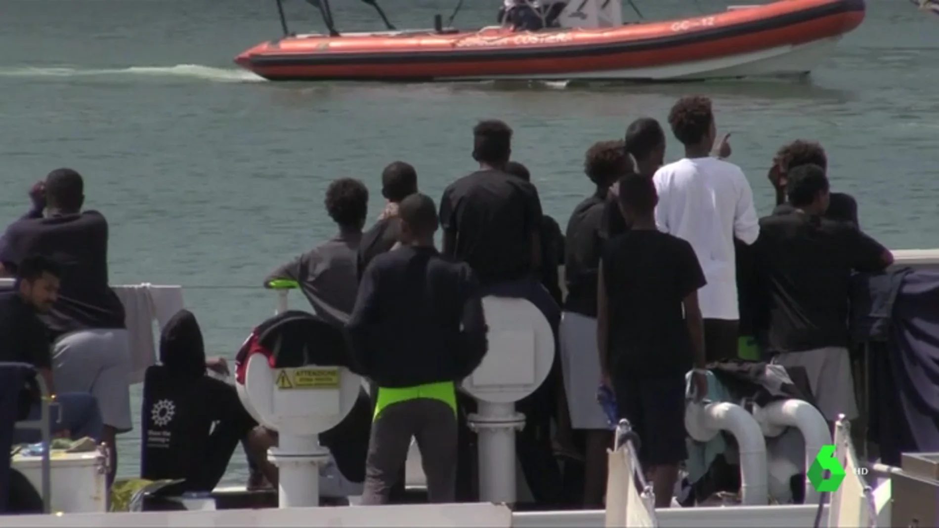Imagen del barco con 150 migrantes a bordo en Catania
