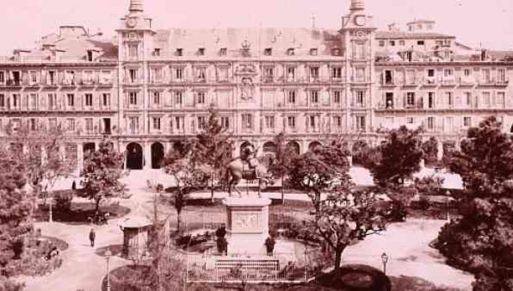 Aspecto de la Plaza Mayor de Madrid en el siglo XIX