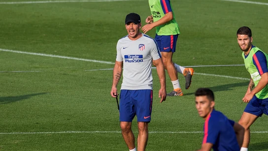 Simeone, durante el entrenamiento del Atlético de Madrid Simeone, durante el entrenamiento del Atlético de Madrid