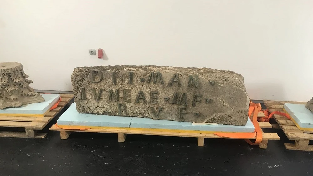 Imagen facilitada por la Junta de Andalucía del hallazgo en el Conjunto Arqueológico de Baelo Claudia, en Tarifa (Cádiz), de una inscripción funeraria en bronce única en Hispania