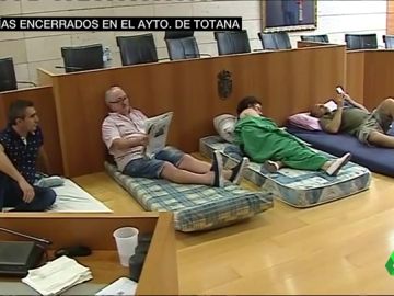 Imagen de los vecinos de Totana encerrados en el Ayuntamiento Imagen de los vecinos de Totana encerrados en el Ayuntamiento